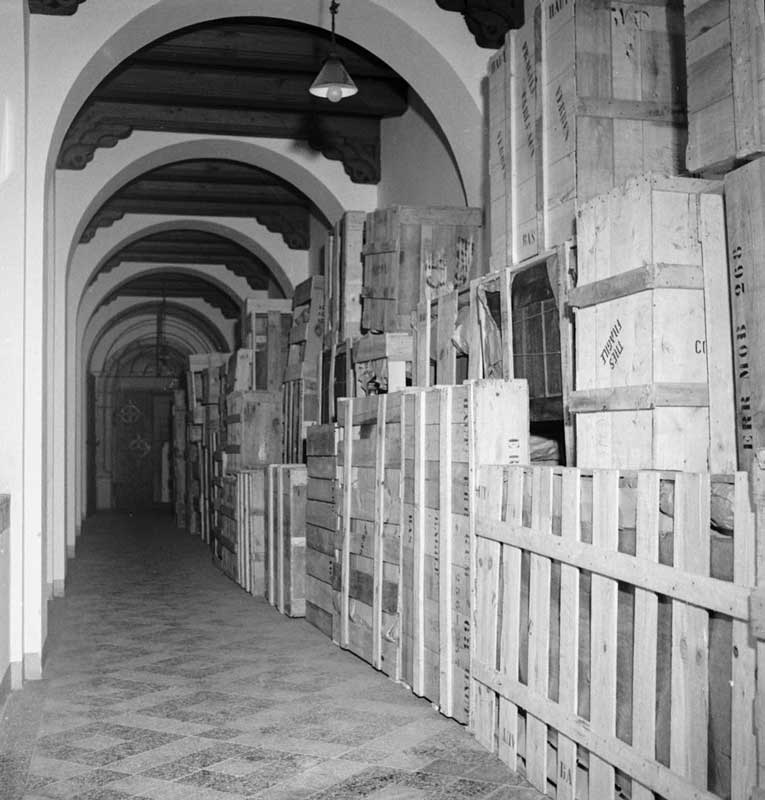 Amura,AmuraWorld,AmuraYachts, Pasillo del castillo de Neuschwanstein, 1945, que muestra las pilas de cajas con objetos valiosos y obras de arte saqueadas. Foto: Thérèse Bonney, The Regents of the University of California, The Bancroft Library, University of California, Berkeley.