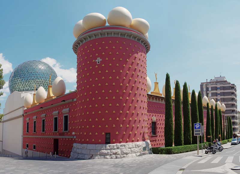 Amura,AmuraWorld,AmuraYachts, Exterior del Teatro-Museo Dalí de Figueres, con sus panecillos esculpidos y sus huevos gigantes. Foto: Belikova Oksana / Shutterstock