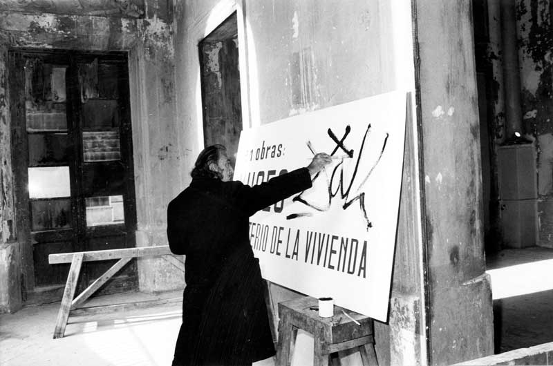 Amura,AmuraWorld,AmuraYachts, Dalí pintando un cartel para anunciar las obras del teatro-museo, 1970. Foto: Melitó Casals, 'Meli'.