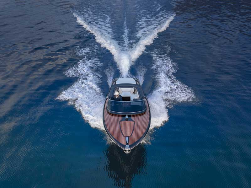 Amura,AmuraWorld,AmuraYachts, Como todas las creaciones de Riva, el Iseo Super lleva la firma de <strong><b>Mauro Micheli y Sergio Beretta</b></strong> –Officina Italiana Design–, el Comité Estratégico de Producto de <strong><b>Piero Ferrari</b></strong> y el Departamento de Ingeniería del Ferretti Group.