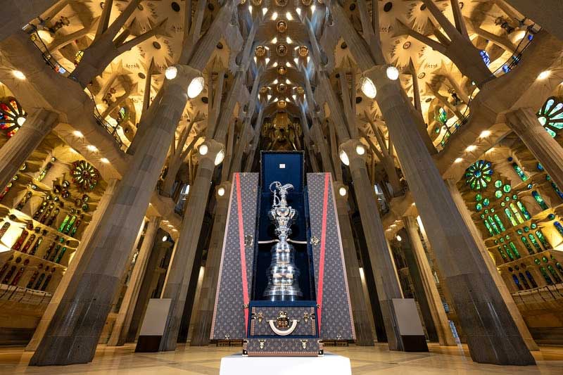 Amura,AmuraWorld,AmuraYachts, La America’s Cup fue exhibida en la Basílica de la Sagrada Familia, en Barcelona. Foto: Ricardo Pinto.