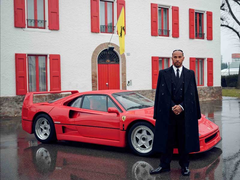 Amura,AmuraWorld,AmuraYachts, Lewis Hamilton posó delante de un F40 como parte promocional de su llegada a la escudería Ferrari de Fórmula 1.