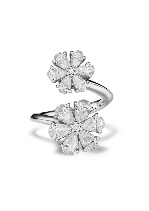 Amura,AmuraWorld,AmuraYachts, Anillo ‘Tú & Yo’ con dos flores de oro ético blanco de 18 quilates, engastado con diamantes talla pera y diamantes talla brillante.