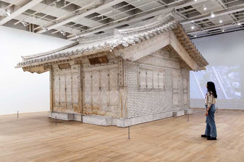 Amura,AmuraWorld,AmuraYachts, <em><i>Do Ho Suh: Walk the House</i></em>, en el Tate Museum de Londres, exhibe tres décadas de exploración plástica de Do Ho Suh.