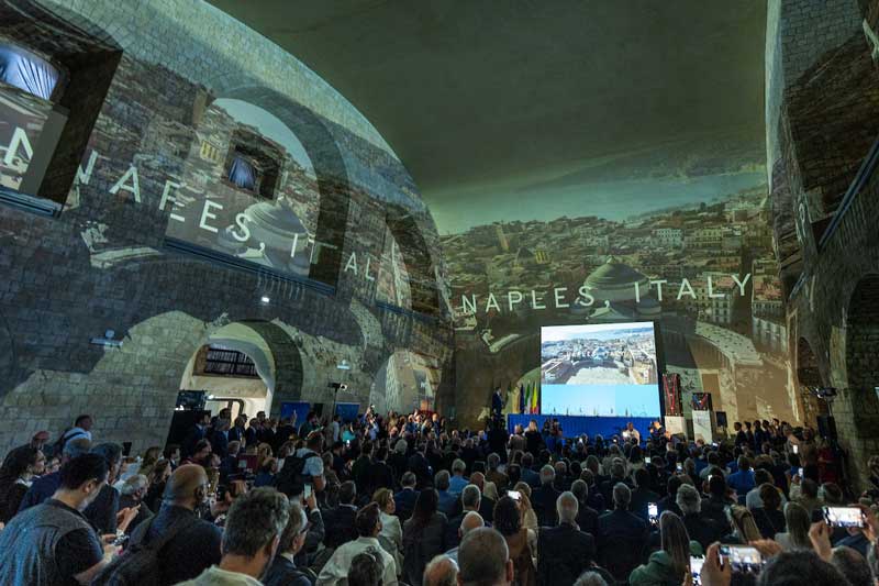 Amura,AmuraWorld,AmuraYachts, La bóveda del Castel dell'Ovo hizo las veces de pantalla para el lanzamiento de la 38ª Louis Vuitton America’s Cup.