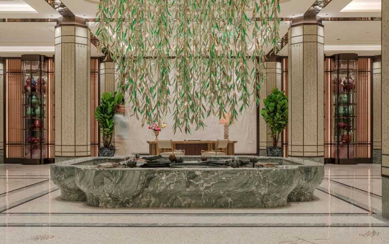 Amura,AmuraWorld,AmuraYachts, Una obra de arte de cristal de Murano da la bienvenida a los huéspedes.
