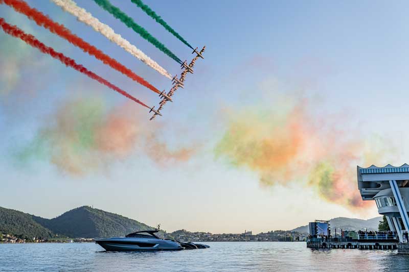 Amura,AmuraWorld,AmuraYachts, El lanzamiento de las cuatro embarcaciones en el lago de Iseo incluyó una demostración aérea.