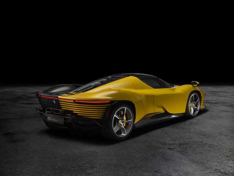 Amura,AmuraWorld,AmuraYachts, Impulsado por un motor V12, alcanza una velocidad máxima es de 340 km/h.