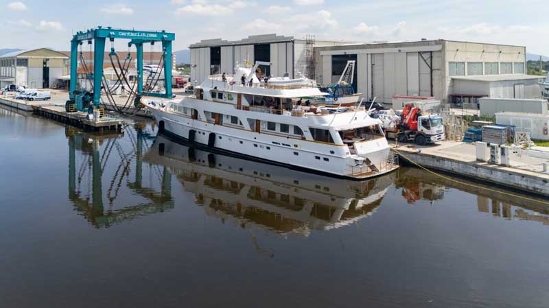 Amura,AmuraWorld,AmuraYachts, El yate a motor Feadship modelo 1981 fue remodelado en su totalidad por el astillero Cantieri di Pisa.