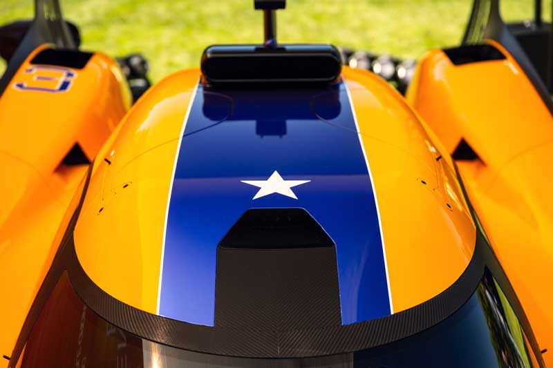 Amura,AmuraWorld,AmuraYachts, La franja central azul oscuro está inspirada en la bandera de Texas, y el techo está adornado con la estrella blanca solitaria de Texas, similar a la del casco de Johnny Rutherford.