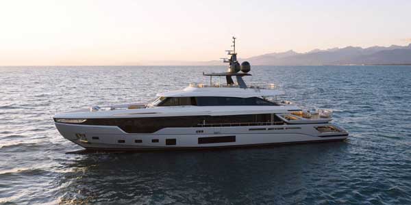 Azimut Grande Trideck: Barefoot Luxury en movimiento