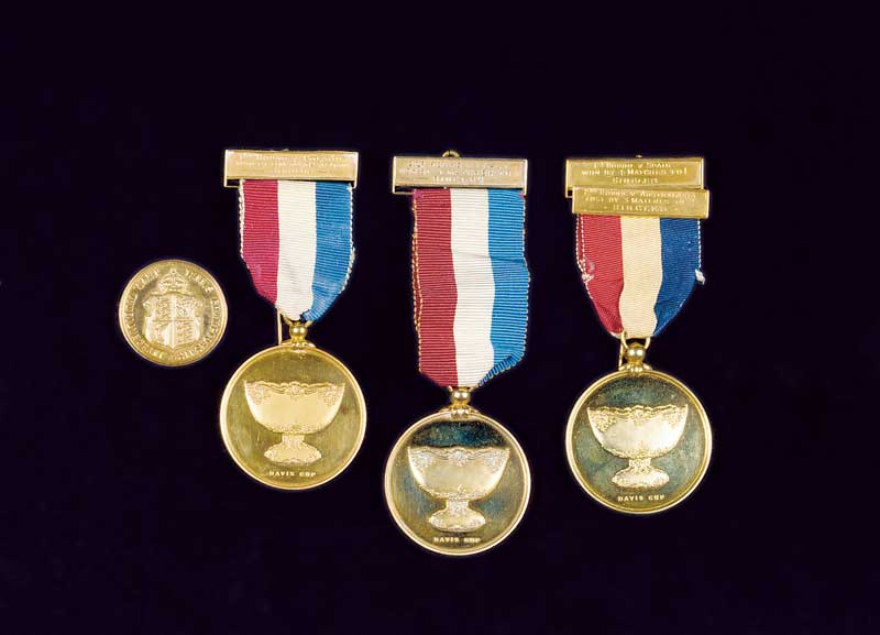 Amura,AmuraWorld,AmuraYachts, Medallas de participantes de la Copa Davis de 1921, 1922 y 1925. Vendidas por 2,585 libras en 2002, en Christie's, Londres.