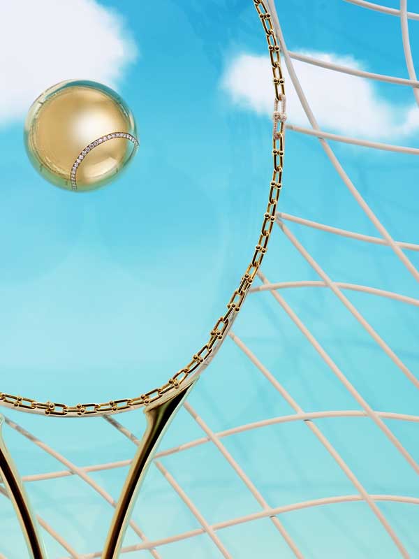 Amura,AmuraWorld,AmuraYachts, Se exhibe una pelota de tenis en vermeil de oro de 24 quilates, con costuras de diamantes.