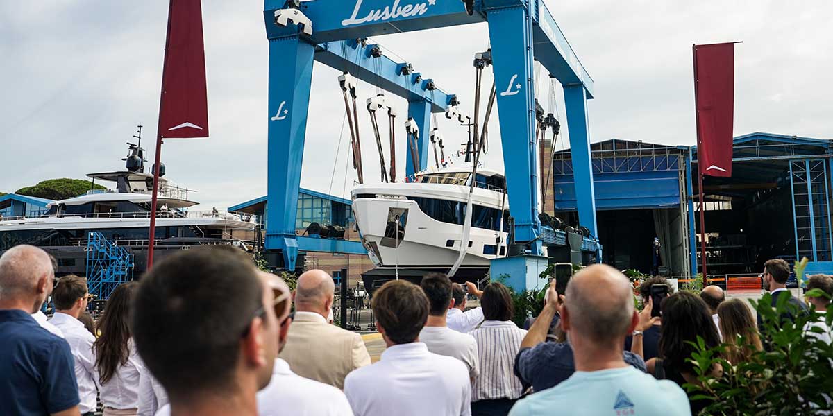 Azimut bota el primer Grande 30M
