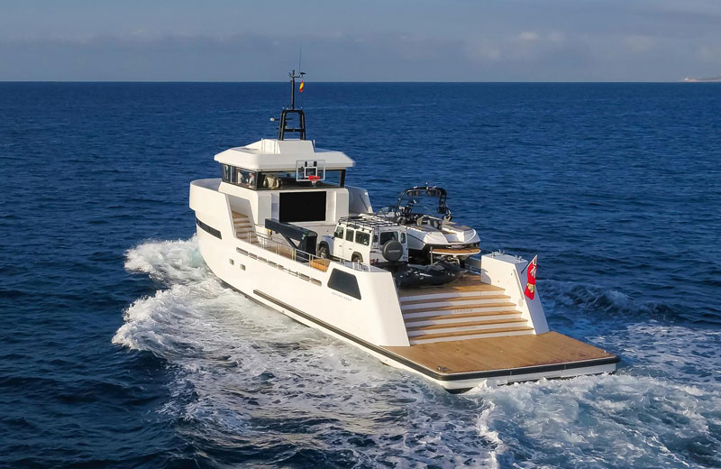 Amura,AmuraWorld,AmuraYachts, A bordo del Outer Reef 27 YXT pueden ser transportados todo tipo de vehículos.