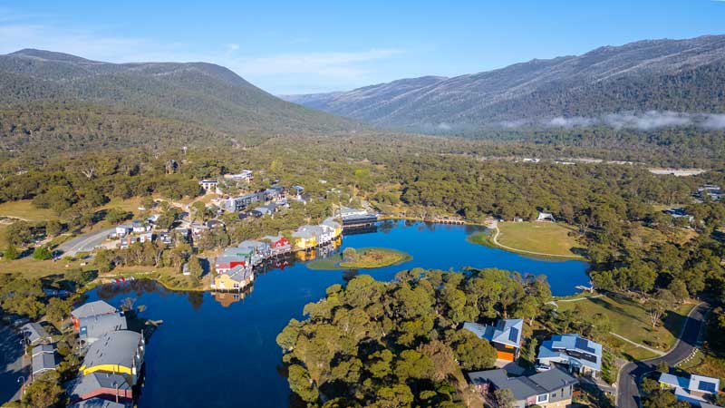 Amura,AmuraWorld,AmuraYachts, Oaks Lake Crackenback Resort cuenta con 110 opciones de hospedaje, entre estudios, villas y chalets.