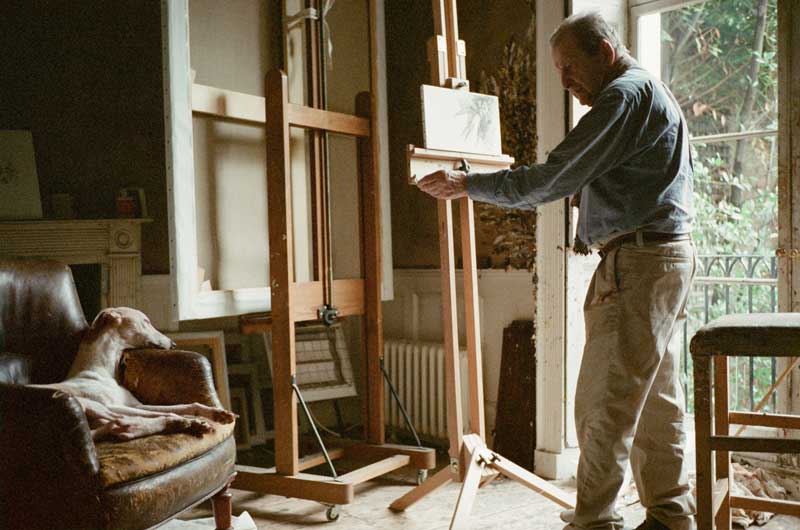 Amura,AmuraWorld,AmuraYachts, Lucian Freud en su estudio dibujando a su perro, Pluto. Shutterstock.