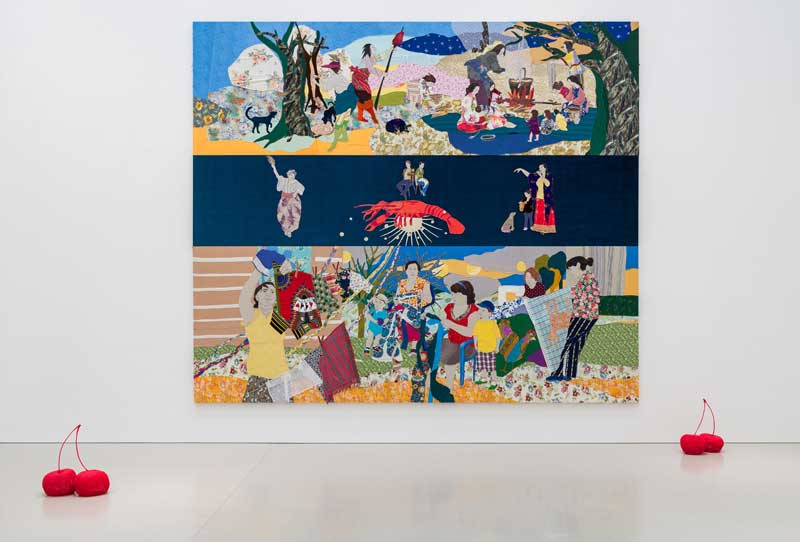 Amura,AmuraWorld,AmuraYachts, Małgorzata Mirga-Tas (n. 1978), <em><i>Reencantando el mundo: junio</i></em> de 2022. Tela (objetos encontrados), plumas, cuentas, hilos, lentejuelas, pintura acrílica, pegamento sobre lienzo. 462×541 cm. Uno de los 12 paneles. Colección del Museo de Arte Moderno de Varsovia. Foto: Daniel Chrobak. Obra: Cortesía del artista.