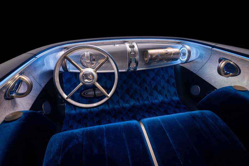 Amura,AmuraWorld,AmuraYachts, El asiento delantero corrido destaca por su terciopelo color azul.