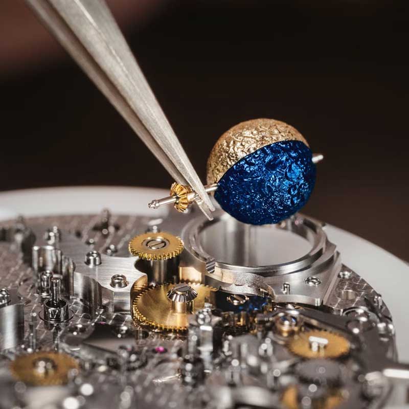 Amura,AmuraWorld,AmuraYachts, La diminuta luna tridimensional está realizada a mano.