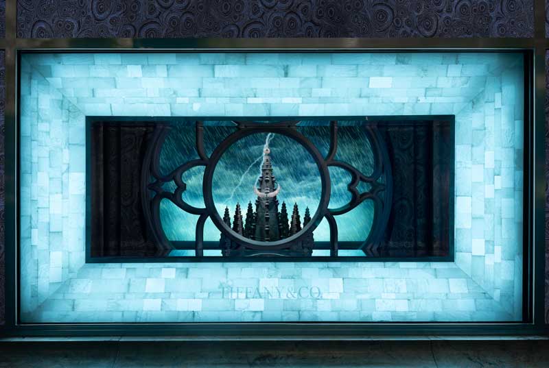 Amura,AmuraWorld,AmuraYachts, Cada uno de los cinco escaparates de Tiffany & Co. cuenta una historia de <em>Frankenstein.</em>