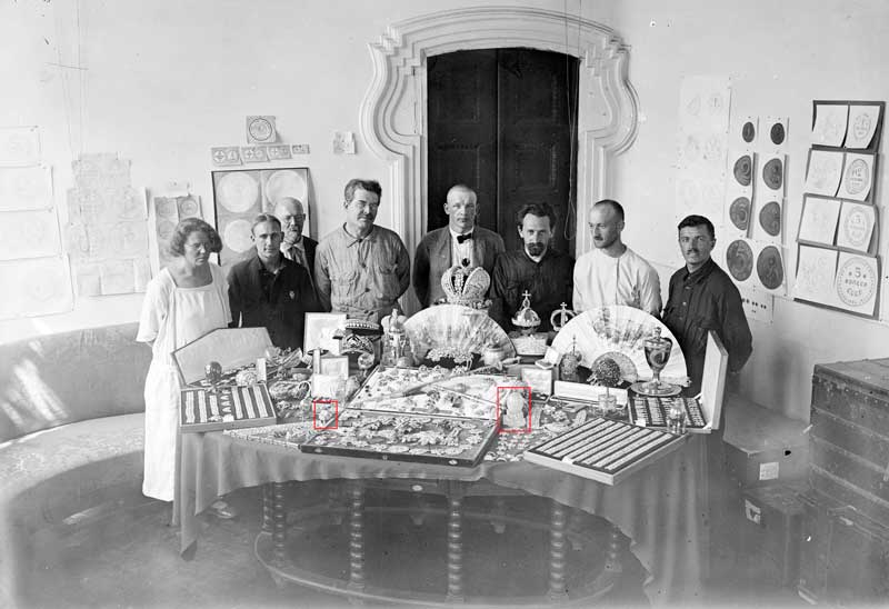 Amura,AmuraWorld,AmuraYachts, Joyas imperiales en las instalaciones de la Administración Monetaria del Comisariado del Pueblo de Finanzas en Moscú, incluyendo el Huevo de Invierno (derecha) y su 'sorpresa' (izquierda), 1925.