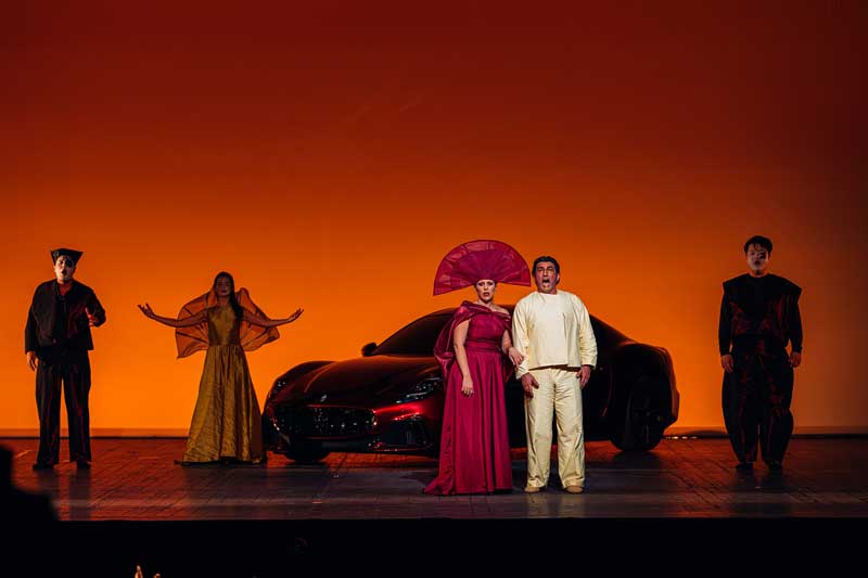 Amura,AmuraWorld,AmuraYachts, En el Teatro Comunale Modena Pavarotti-Freni se presentó <em>Maserati Meccanica Lirica.</em>