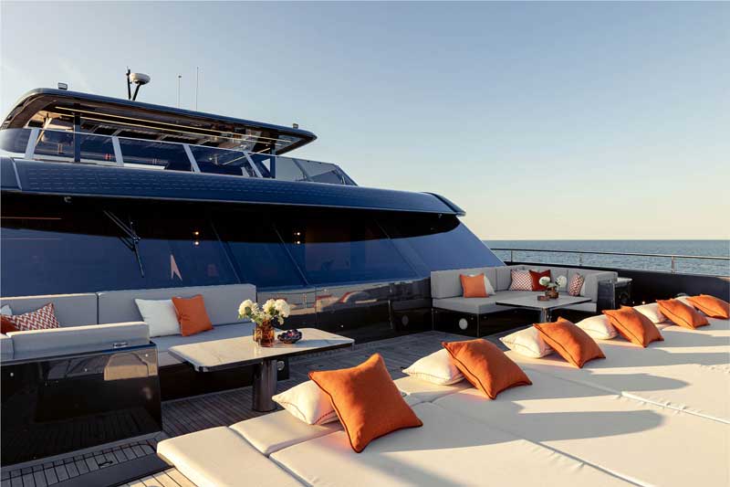 Amura,AmuraWorld,AmuraYachts, La proa cuenta con un asoleadero para disfrutar del trayecto.