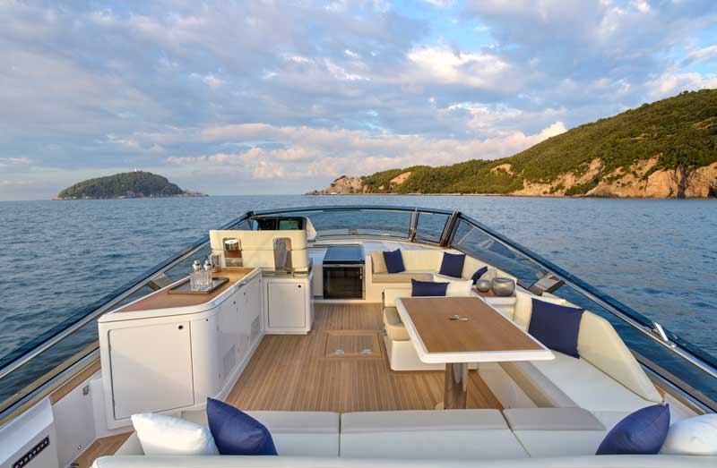 Amura,AmuraWorld,AmuraYachts, La manga de 4.7 metros ofrece un gran espacio exterior de descanso.