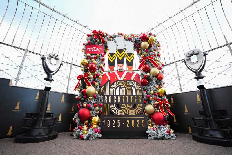 Amura,AmuraWorld,AmuraYachts, Las Rockettes celebran su centenario aniversario en el Empire State Building.