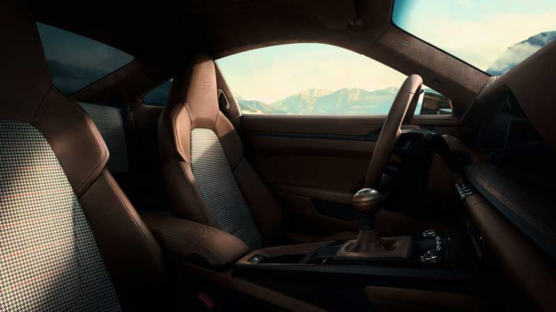 Amura,AmuraWorld,AmuraYachts, La tela <em>FA Grid-Weave</em> de los asientos está inspirada en el estampado de la chaqueta deportiva favorita de Ferdinand Alexander Porsche.