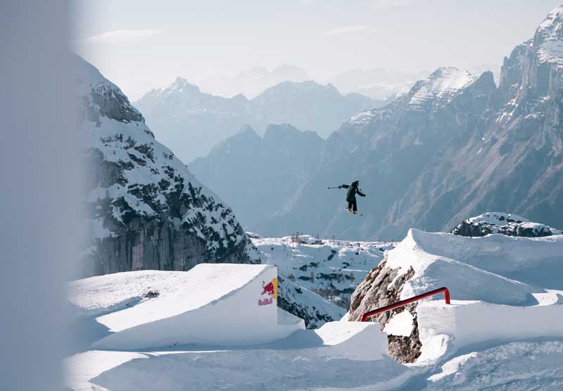 Amura,AmuraWorld,AmuraYachts, El salto en rampa fue sobre un acantilado de 110 metros de caída libre.