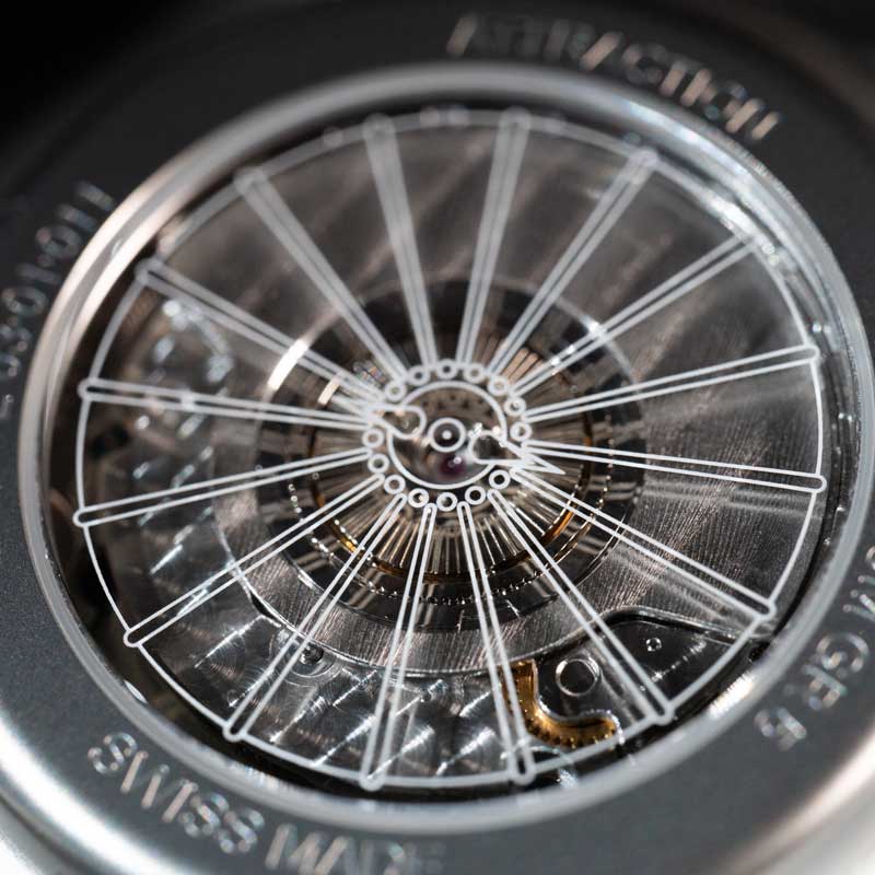 Amura,AmuraWorld,AmuraYachts, La tapa trasera de la caja exhibe el plano superior del Hotel Attraction