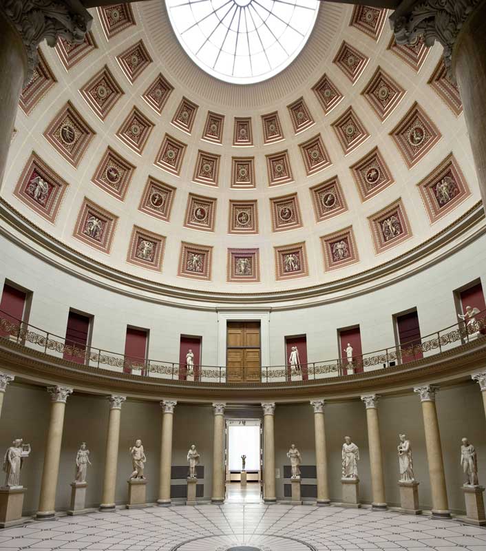 Amura,AmuraWorld,AmuraYachts, Estatuas clásicas en la rotonda de la entrada principal del Altes Museum, diseñadas por Karl Friedrich Schinkel. El espacio con columnas y su magnífica cúpula casetonada se inspiró en el Panteón de Roma. Museos Estatales de Berlín, Colección de Antigüedades. Foto: Johannes Laurentius.