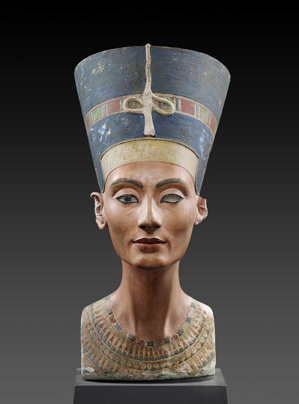 Amura,AmuraWorld,AmuraYachts, El antiguo busto egipcio de la reina Nefertiti, que data de la XVIII Dinastía (hacia 1351-1334 a. C.), se encuentra entre los tesoros más preciados del Neues Museum. Staatliche Museen zu Berlin, Ägyptisches Museum und Papyrussammlung. Foto de: Sandra Steiss.