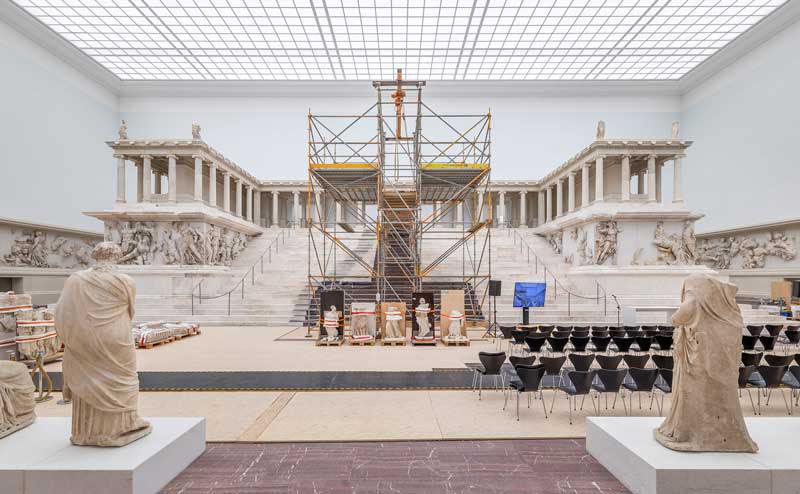 Amura,AmuraWorld,AmuraYachts, El famoso Altar de Pérgamo, una espectacular reconstrucción de un antiguo yacimiento que da nombre al Museo de Pérgamo. Las obras están en curso antes de la reapertura parcial del museo en 2027; reabrirá por completo una década después, con la incorporación de una nueva ala. Foto: SPK/ David von Becker.