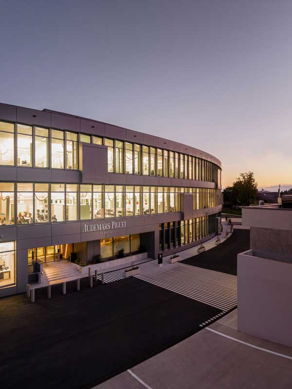 Amura,AmuraWorld,AmuraYachts, La tecnología electrocrómica permite que la fachada de vidrio se ajuste automáticamente a la intensidad de la luz y la temperatura.