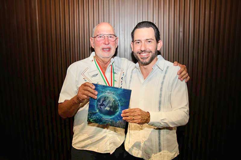 Amura,AmuraWorld,AmuraYachts, Bernardo Cueto, secretario de Turismo de Quintana Roo, derecha, y el oceanógrafo Alberto Friscione.