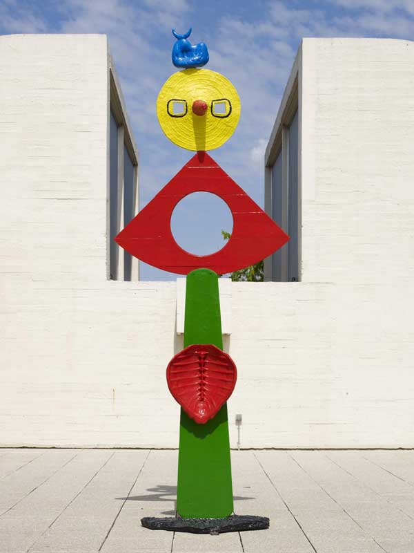 Amura,AmuraWorld,AmuraYachts, Joan Miró, <em><i>La Caresse d'un oiseau (La caricia de un pájaro)</i></em>, 1967. Bronce pintado. 311×110×48cm. Foto: Cortesía Fundació Joan Miró, Barcelona. Obra: 2026 Successió Miró / ADAGP, París y DACS Londres.