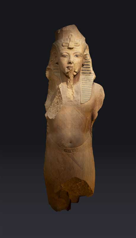 Amura,AmuraWorld,AmuraYachts, Estatua colosal de Tutankamón (usurpada por Ay y Horemheb), dinastía XVIII (aprox. 1550-1295 a. C.). Cuarcita, pigmento. Museo Egipcio de El Cairo. © Museo del Palacio de Hong Kong.