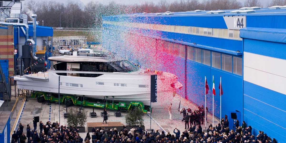 Seadeck 9 de Azimut, bautizado entre montañas