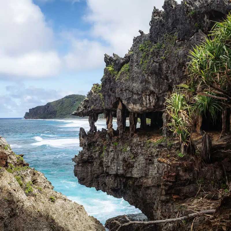 Amura,AmuraWorld,AmuraYachts, En Rurutu, explora las cuevas de piedra caliza de la Ciudadela del Pacífico.