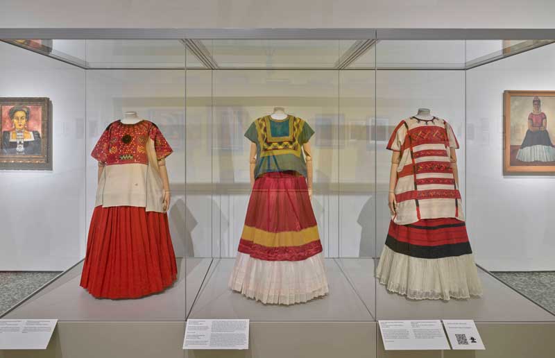 Amura,AmuraWorld,AmuraYachts, Vista de la instalación de Frida: The Making of an Icon en el Museo de Bellas Artes de Houston. Cortesía del Museo de Bellas Artes de Houston.