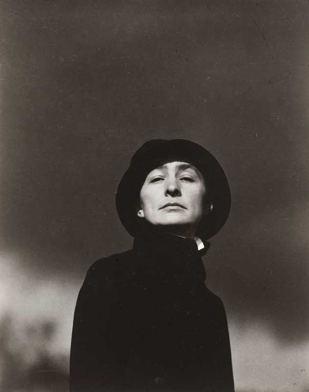Amura,AmuraWorld,AmuraYachts, Alfred Stieglitz (1864–1946),<em><i> Retrato de Georgia, n° 1</i></em>, 1923. Impresión por contacto en gelatina de plata, montada al ras sobre cartulina, montada sobre cartulina más grande.