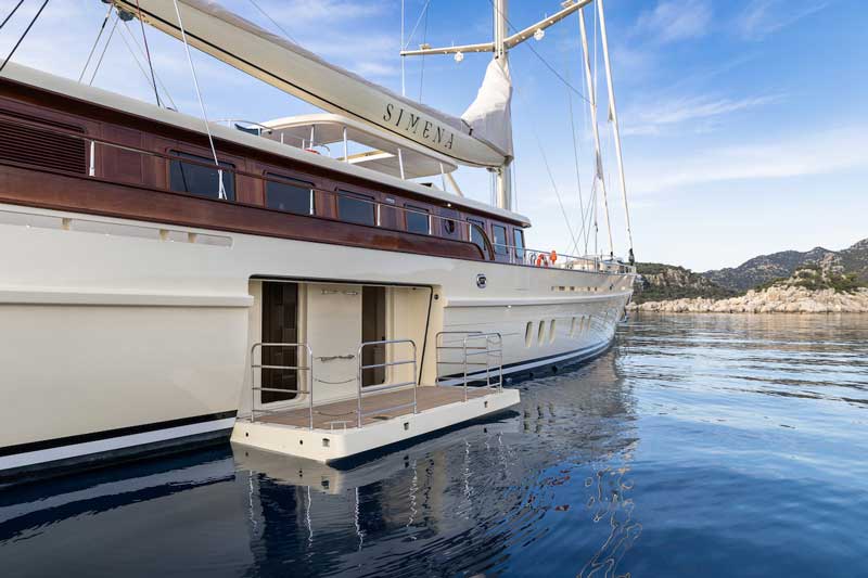 Amura,AmuraWorld,AmuraYachts, El balcón desplegable funciona como plataforma privada de descanso.