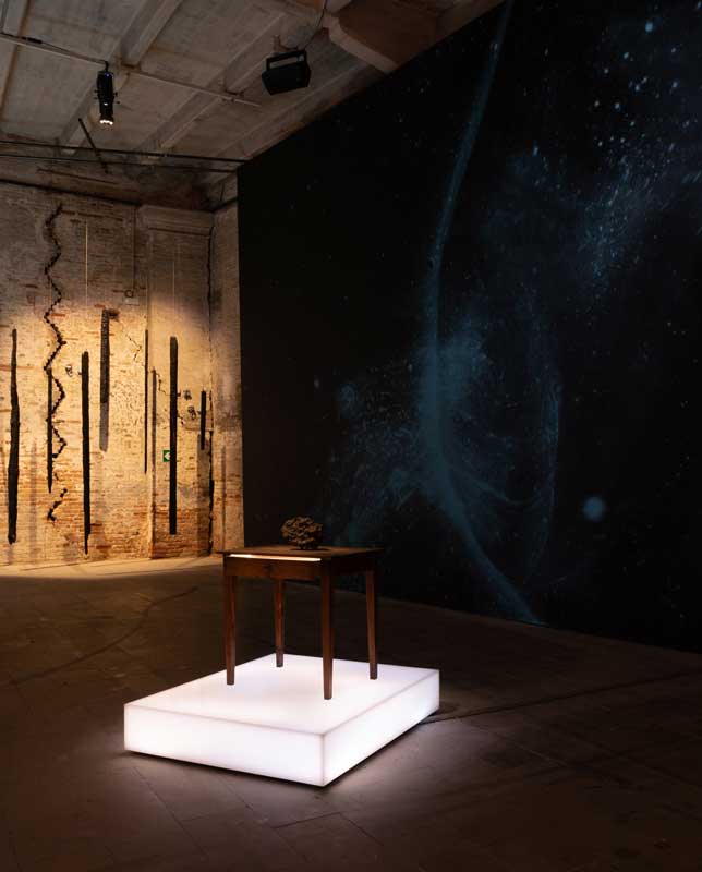 Amura,AmuraWorld,AmuraYachts, Vista de la Bienal de Venecia, «<em><i>In Minor Keys»</i></em>. En el sentido de las agujas del reloj: Dawn DeDeaux (n. 1952), «<em><i>Burnt Chimes: In Minor Keys for Koyo Kouoh»</i></em>, 2006/2026; <em><i>«Meteor in Motion»</i></em>, 2021/2026, proyección digital; y <em><i>«Meteor Study Desk»</i></em>, 2024-26. Foto: Luca Zambelli Bais. Cortesía de la Bienal de Venecia.