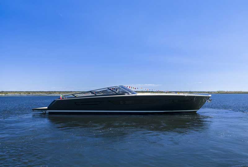 Amura,AmuraWorld,AmuraYachts, El nuevo Itama 70 cuenta con un comedor en forma de U se completa con una mesa con tablero de teca situada frente al bar.