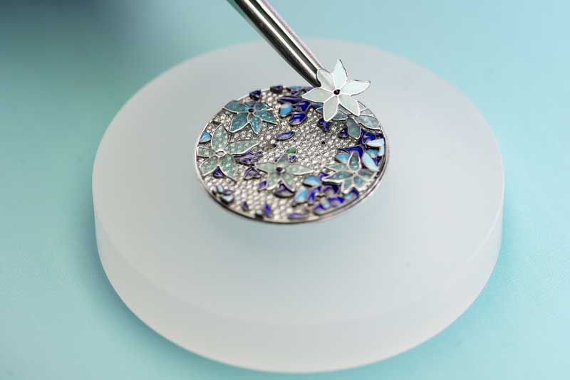 Amura,AmuraWorld,AmuraYachts, Más de 100 horas lleva la realización de la esfera del modelo Eternity by Tiffany Enamel Clematis.
