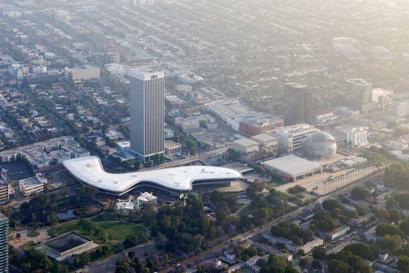 Amura,AmuraWorld,AmuraYachts, Vista aérea de los edificios del LACMA, incluidas las Galerías David Geffen, en el barrio Miracle Mile de Los Ángeles. Foto: © Iwan Baan.
