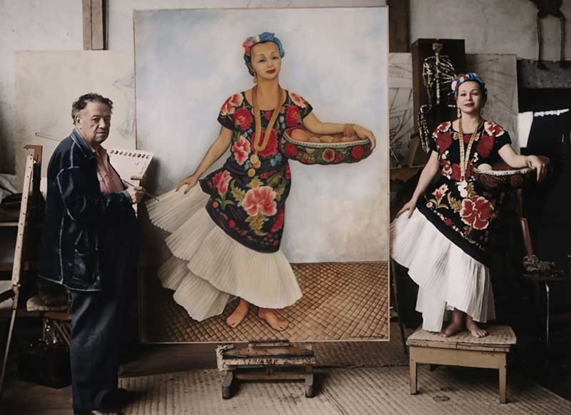 Amura,AmuraWorld,AmuraYachts, Dolores Olmedo posando con un vestido de tehuana para Diego Rivera, en 1955. Foto: Cortesía Museo Dolores Omedo, 2026. Obra: © 2026 Banco de México Diego Rivera & Frida Kahlo Museums Trust, México, DF/Artists Rights Society (ARS), Nueva York.